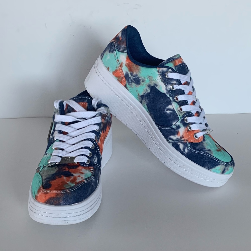 GBG Los Angelea Women’s Backer Lace-Up Sneakers